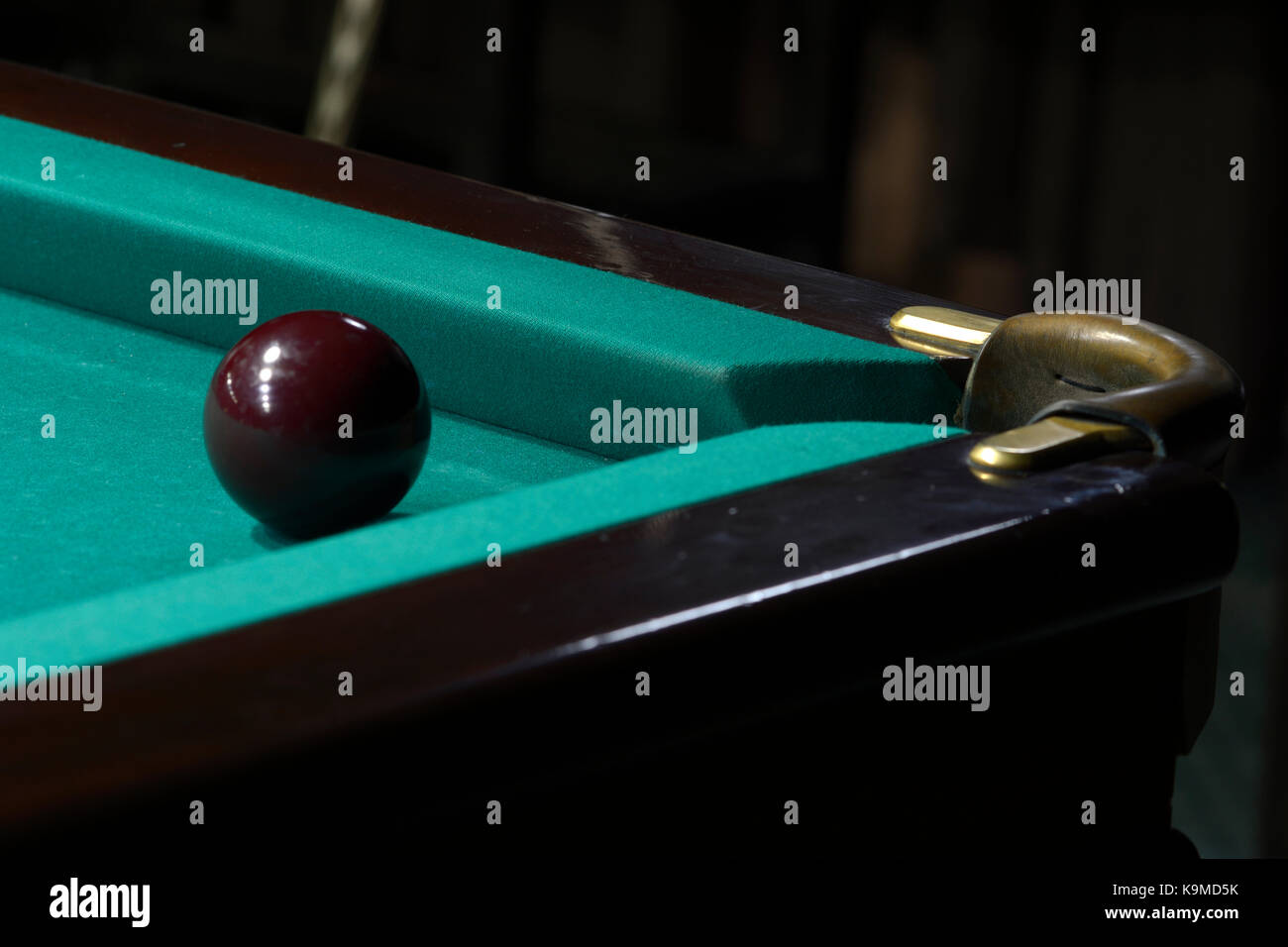 Billard. un ball set contre une poche Banque D'Images