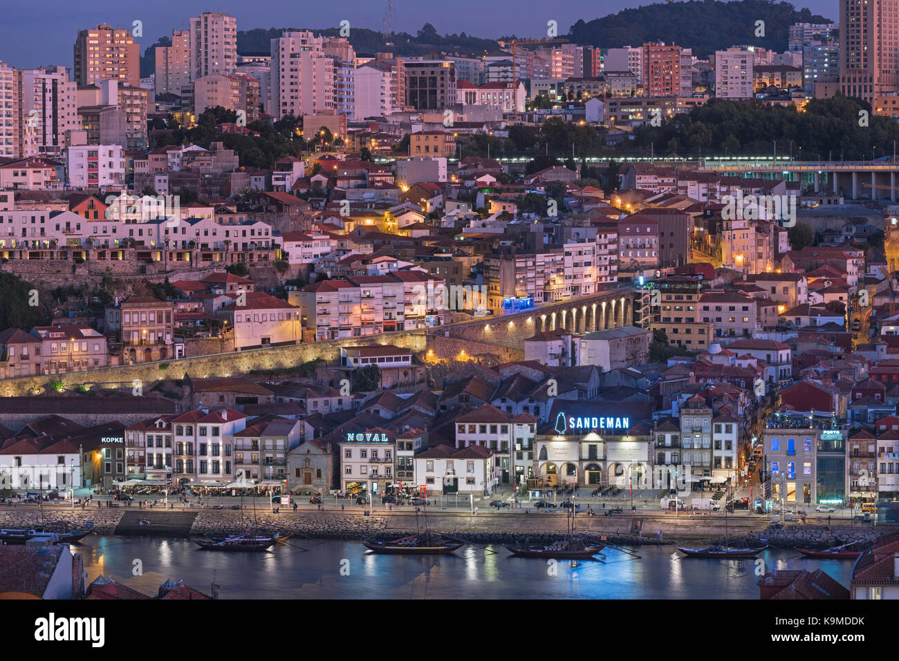 Vue sur la ville de Vila Nova de Gaia et Porto Portugal port lodges Banque D'Images