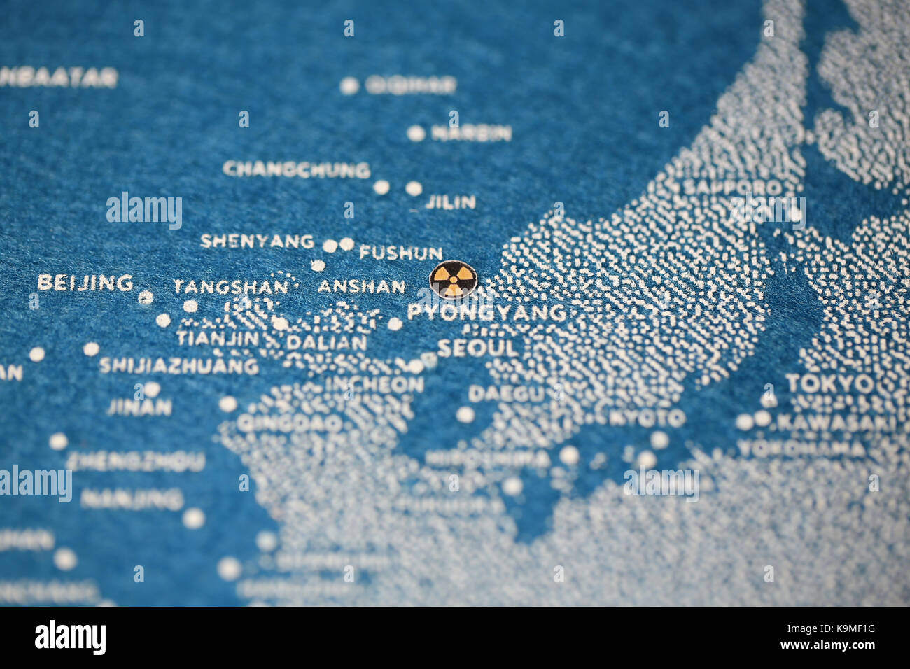 Carte sur la corée du nord en signe nucléaire Banque D'Images