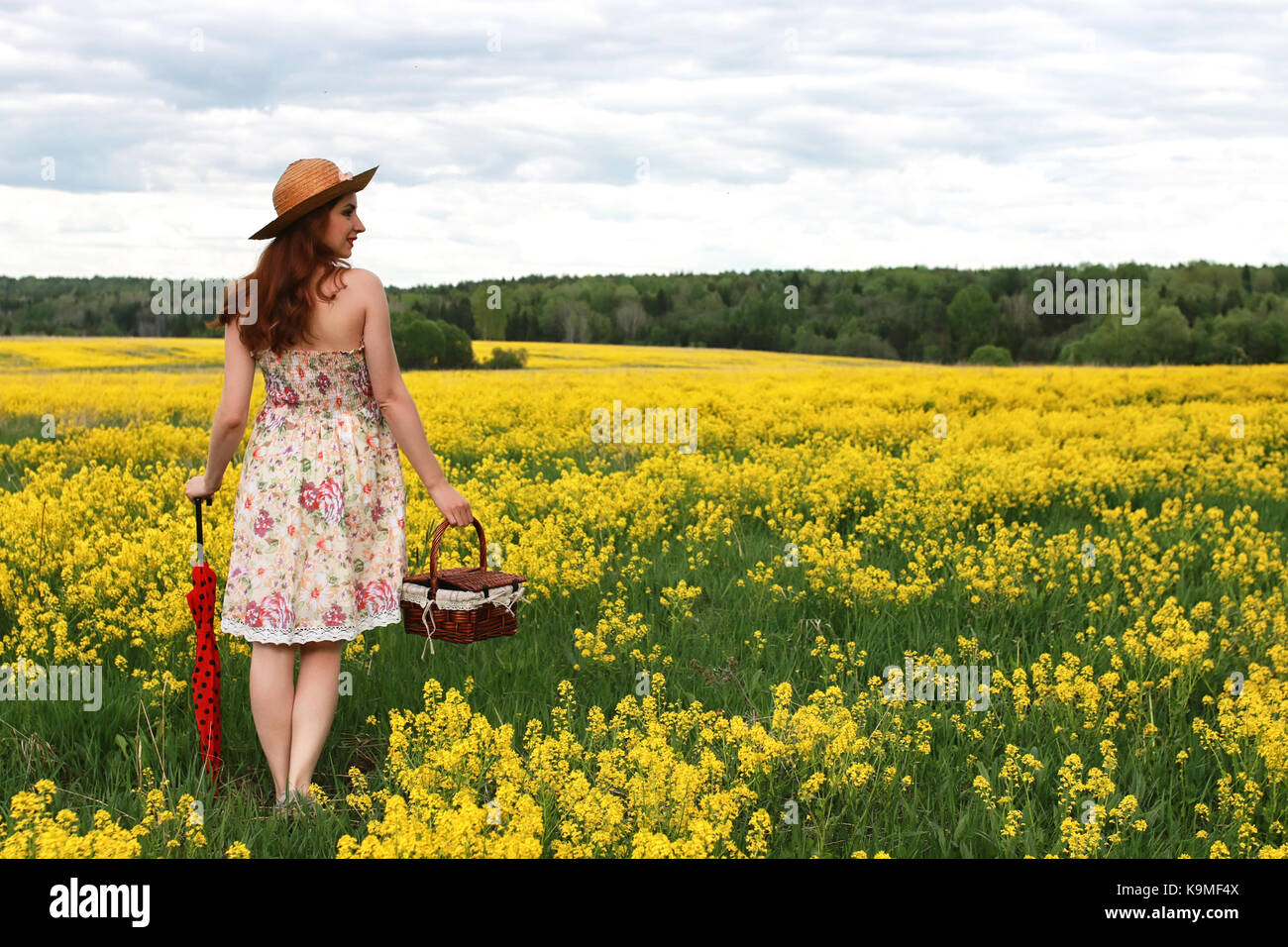 Jeune fille dans un champ de fleurs avec un parapluie et un chapeau Photo  Stock - Alamy