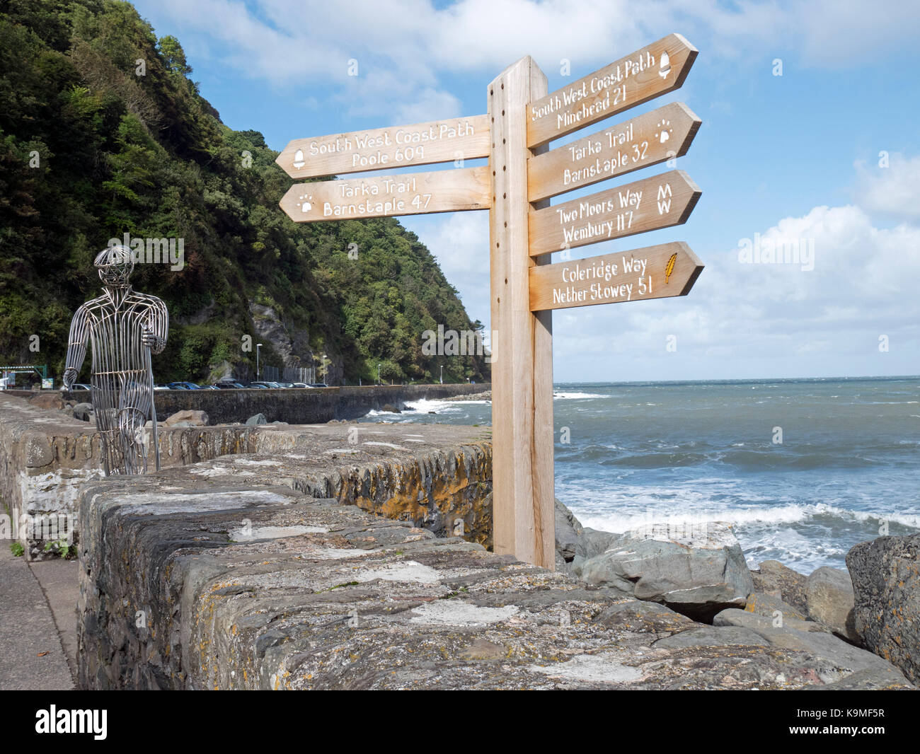 Sculpture de la "walker" et panneau de randonnée à lynmouth, Devon Banque D'Images