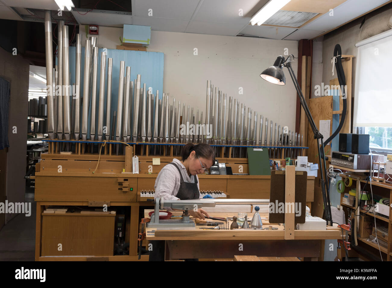 Nomi hamada travaille sur les tuyaux d'un orgue construit par cb fisk, de Gloucester, ma Banque D'Images