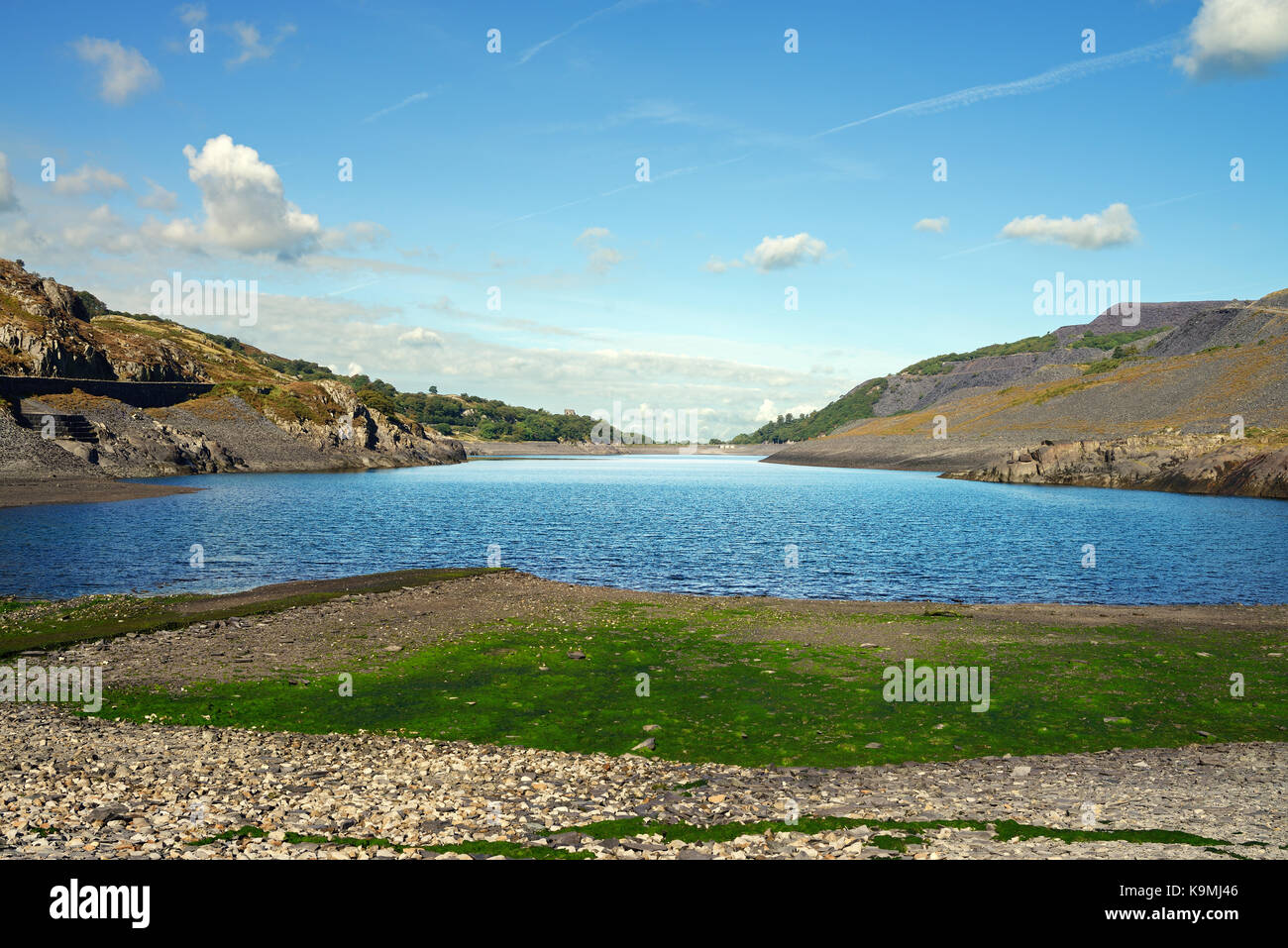 Llyn peris dans la région de Snowdonia est situé près de llanberis. ce lac glaciaire est flanquée de l'ancienne carrière d'ardoise de dinorwig et est maintenant un réservoir. Banque D'Images