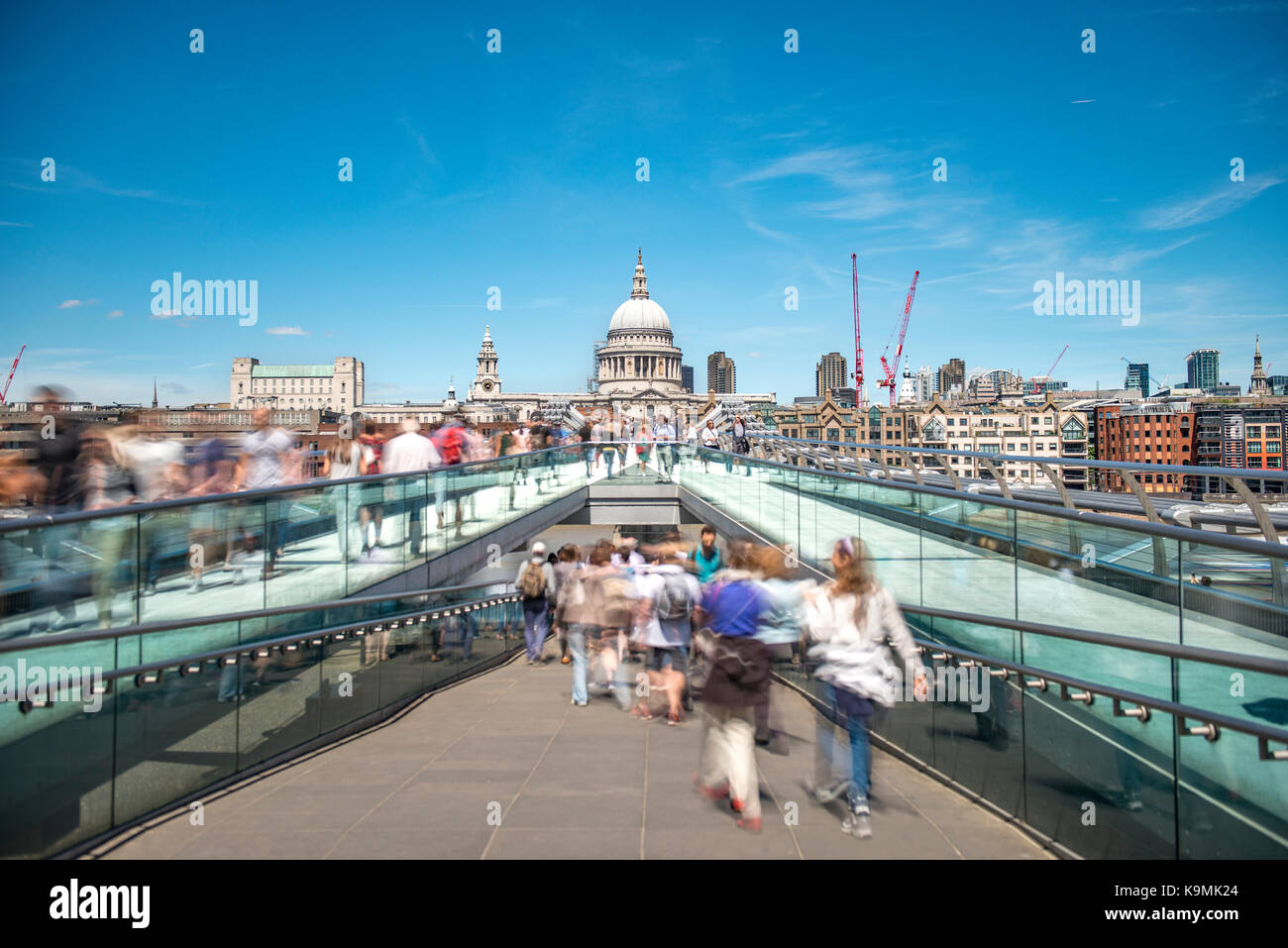 Millenium Bridge et la cathédrale St Paul, Motion Blur, Londres, Angleterre, Grande-Bretagne Banque D'Images