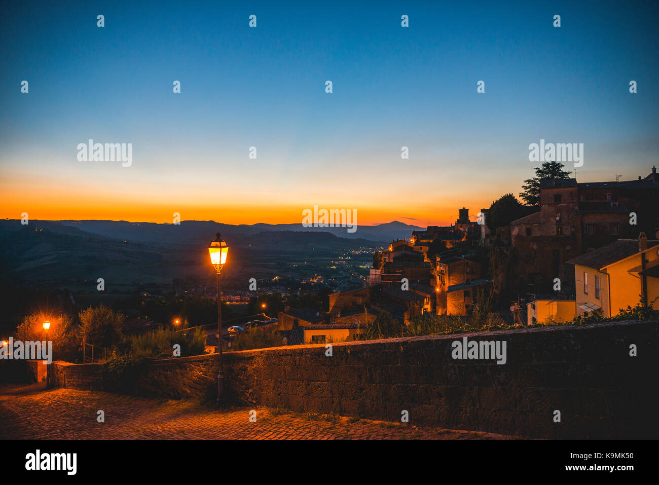 Vue sur la vieille ville, coucher de soleil, Orvieto, Ombrie, Italie Banque D'Images