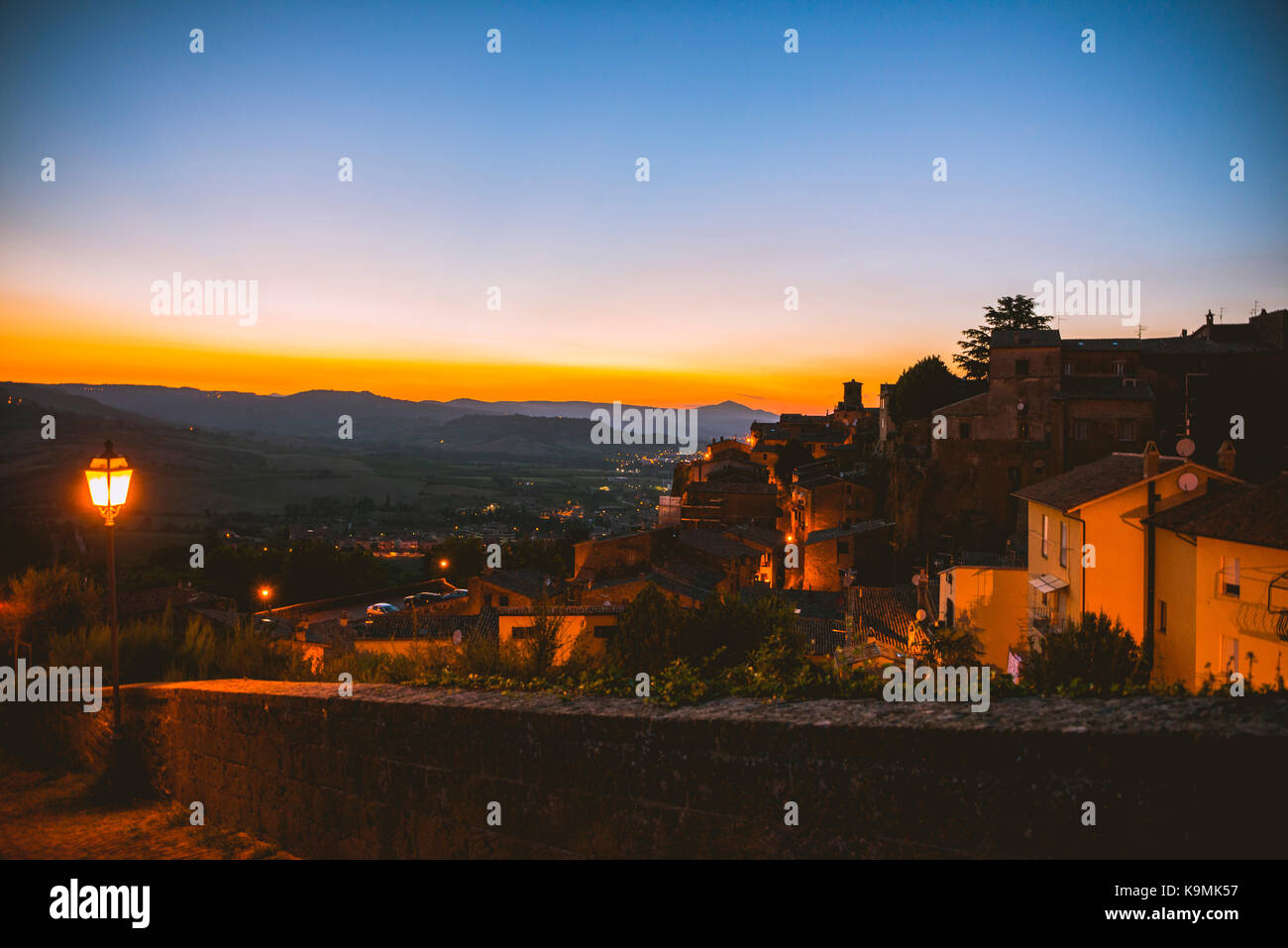 Vue sur la vieille ville, coucher de soleil, Orvieto, Ombrie, Italie Banque D'Images