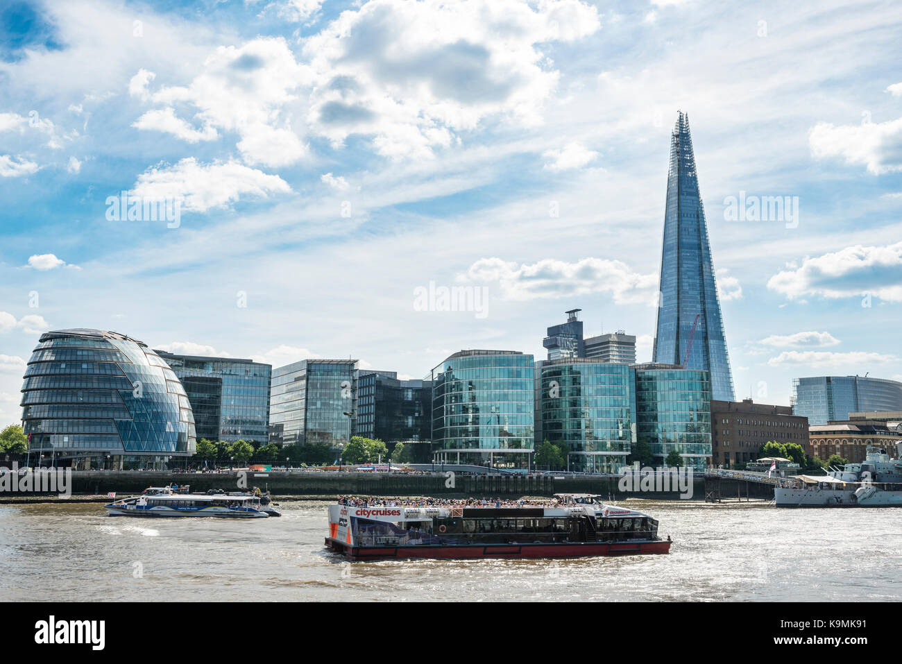 Vue sur la Tamise à Londres avec plus de Riverside Hôtel de ville et le gratte-ciel shard, Southwark, Londres, Angleterre, Grande-Bretagne Banque D'Images