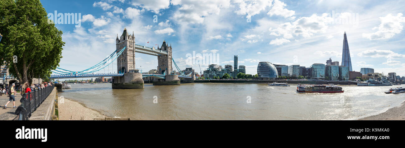 Vue sur la tamise de Tower bridge et plus london riverside avec l'hôtel de ville et gratte-ciel l'Écharde de Southwark, Londres Banque D'Images