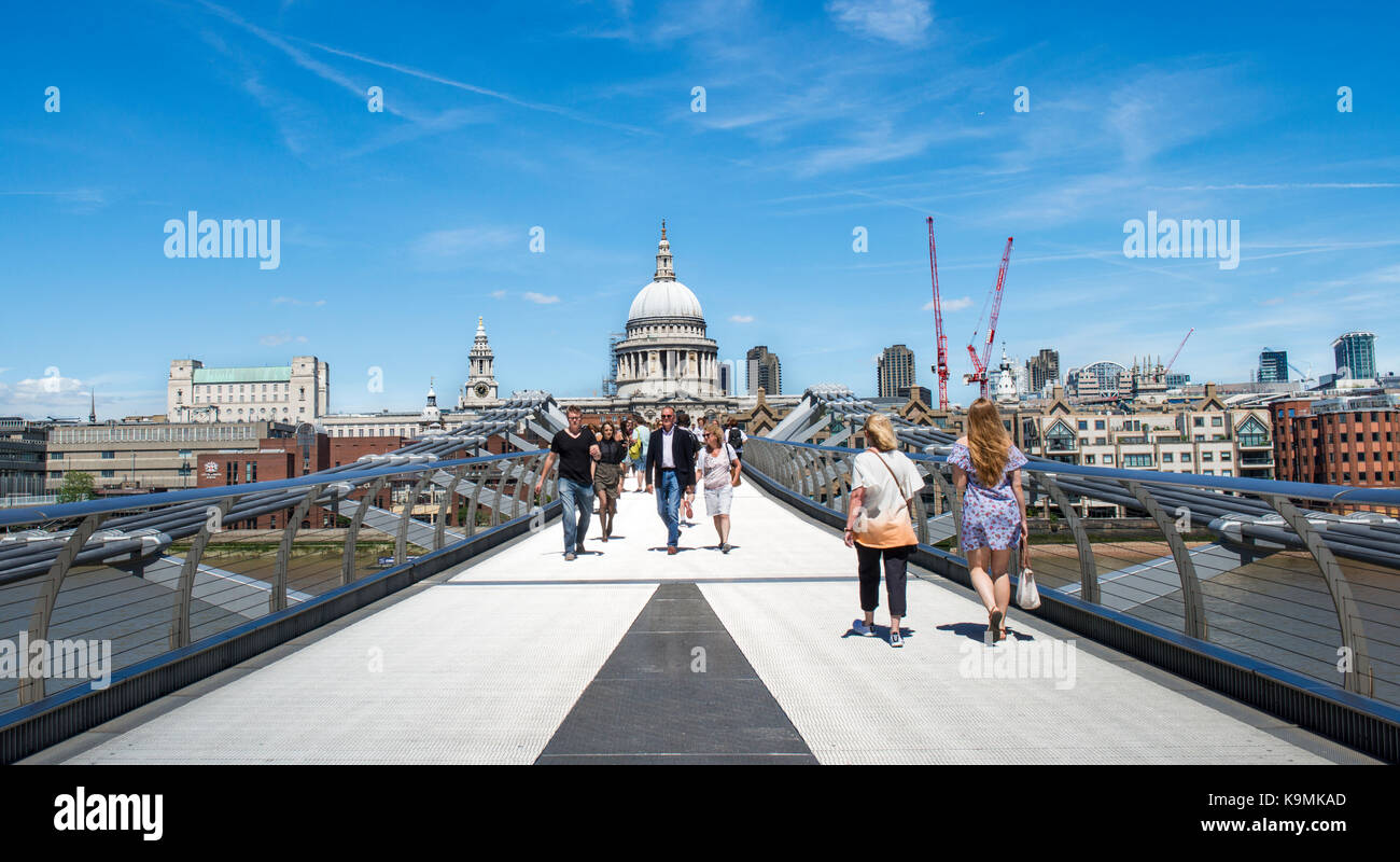 Millenium Bridge et la cathédrale Saint-Paul, Londres, Angleterre, Royaume-Uni Banque D'Images