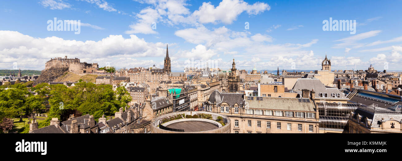 Royaume-uni, Ecosse, Edimbourg, paysage urbain de la vieille ville avec un château Banque D'Images