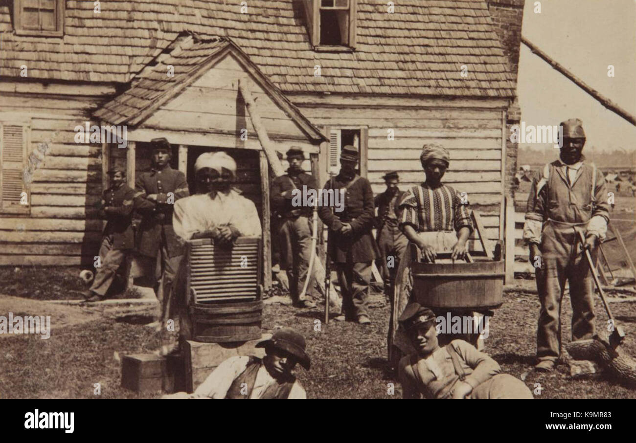 Contrabands-esclaves fugitifs-cuisiniers, blanchisseuses, ouvriers, Teamsters, railroad les équipes de réparation-fui vers l'armée de l'union, mais n'étaient pas officiellement libéré jusqu'en 1863. Banque D'Images