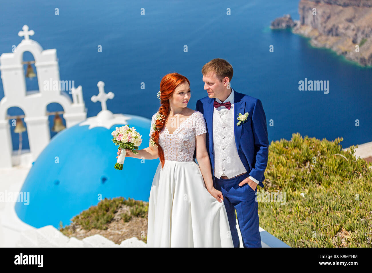 Le mariage d'un jeune couple sur l'île de Santorin, Grèce Banque D'Images