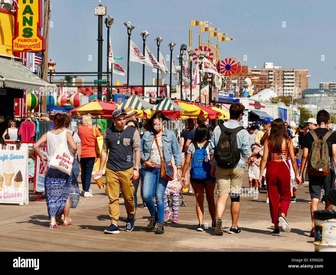 Grande foule de gens qui marchent sur la promenade à Coney Island, journée très ensoleillée, fin août, New York, NY, USA. Banque D'Images