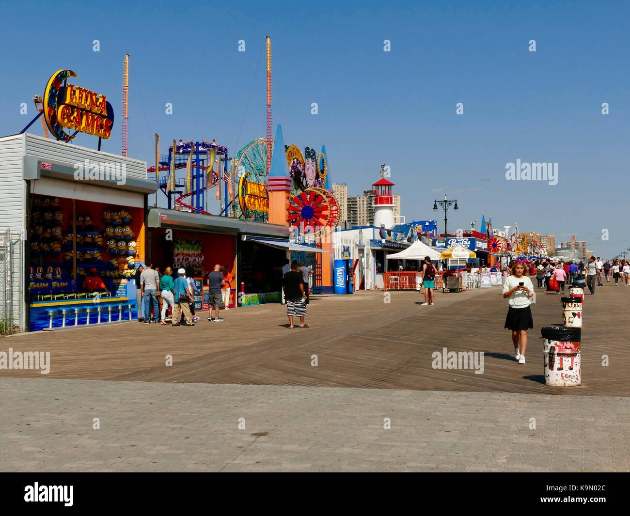 Les gens qui marchent sur la promenade à Coney Island, journée très ensoleillée, fin août, New York, NY, USA. Banque D'Images