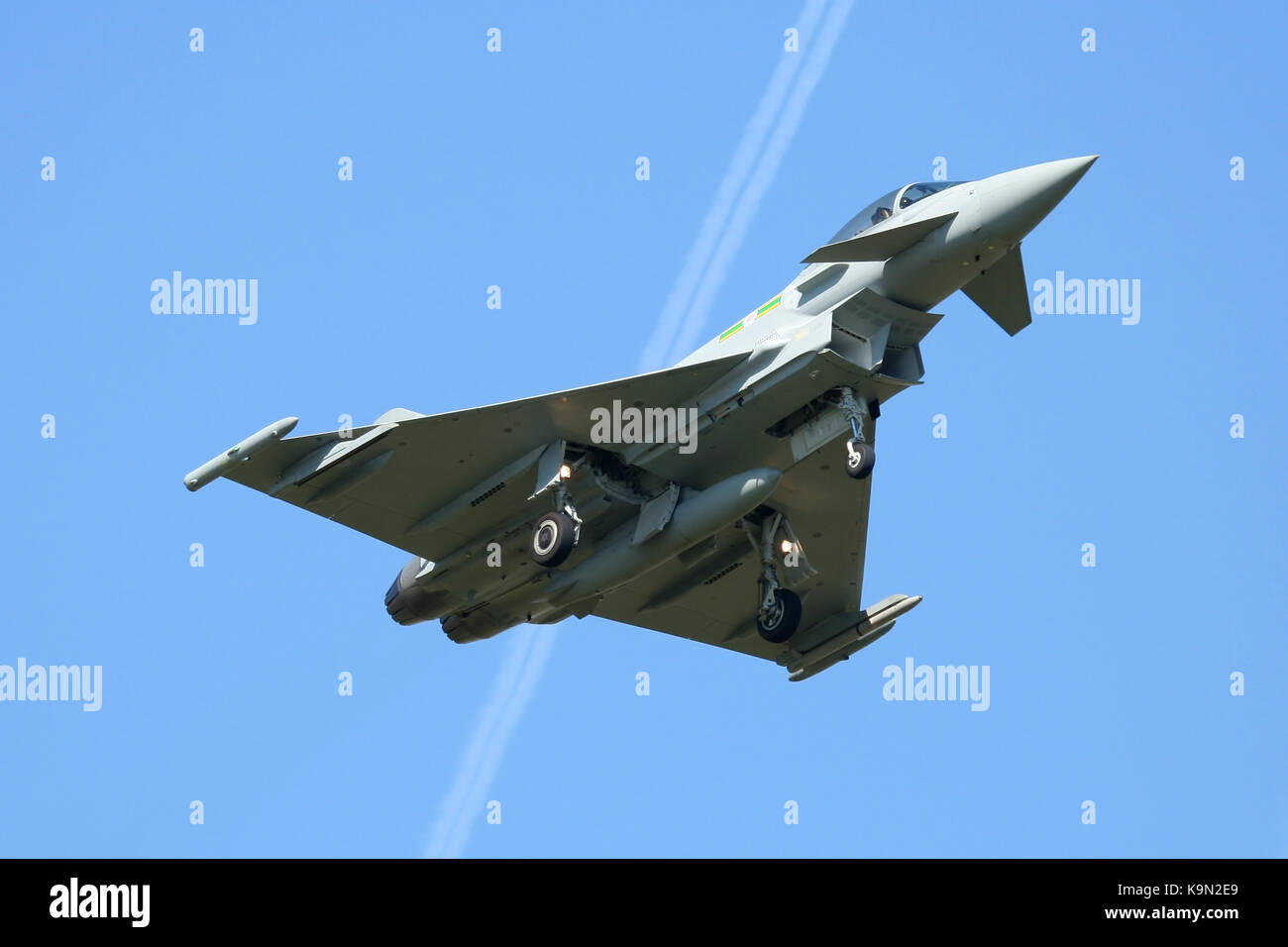 Début de l'Eurofighter Typhoon à partir de la 3 e Escadron, la première unité de première ligne de la RAF sur le type. Vu le dépassement au-dessous d'une traînée d'avions de haute altitude. Banque D'Images