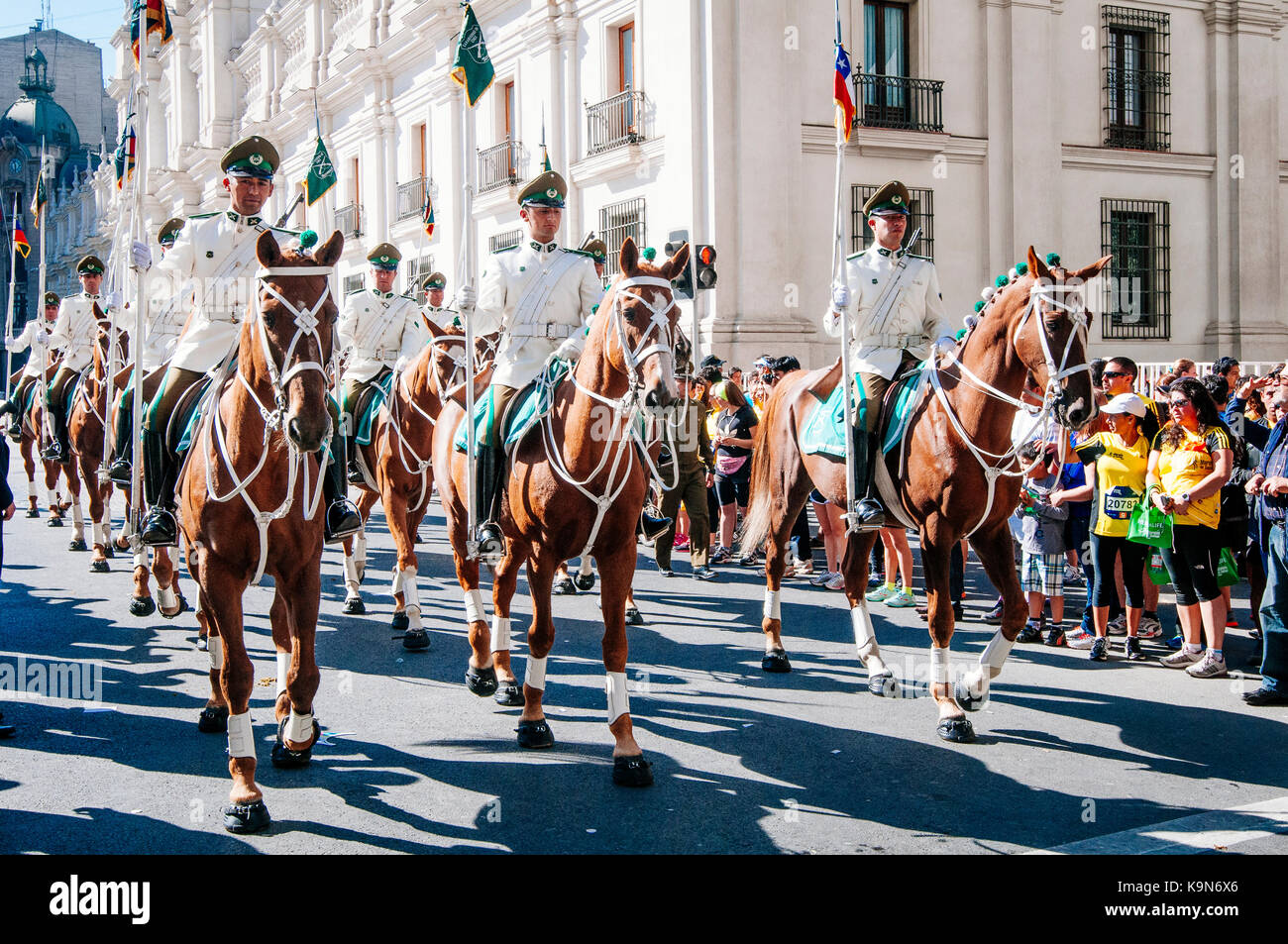 Santiago, Chili, 07 avril 2013.. carabiniers montés au cours de parade dans la ville. Banque D'Images