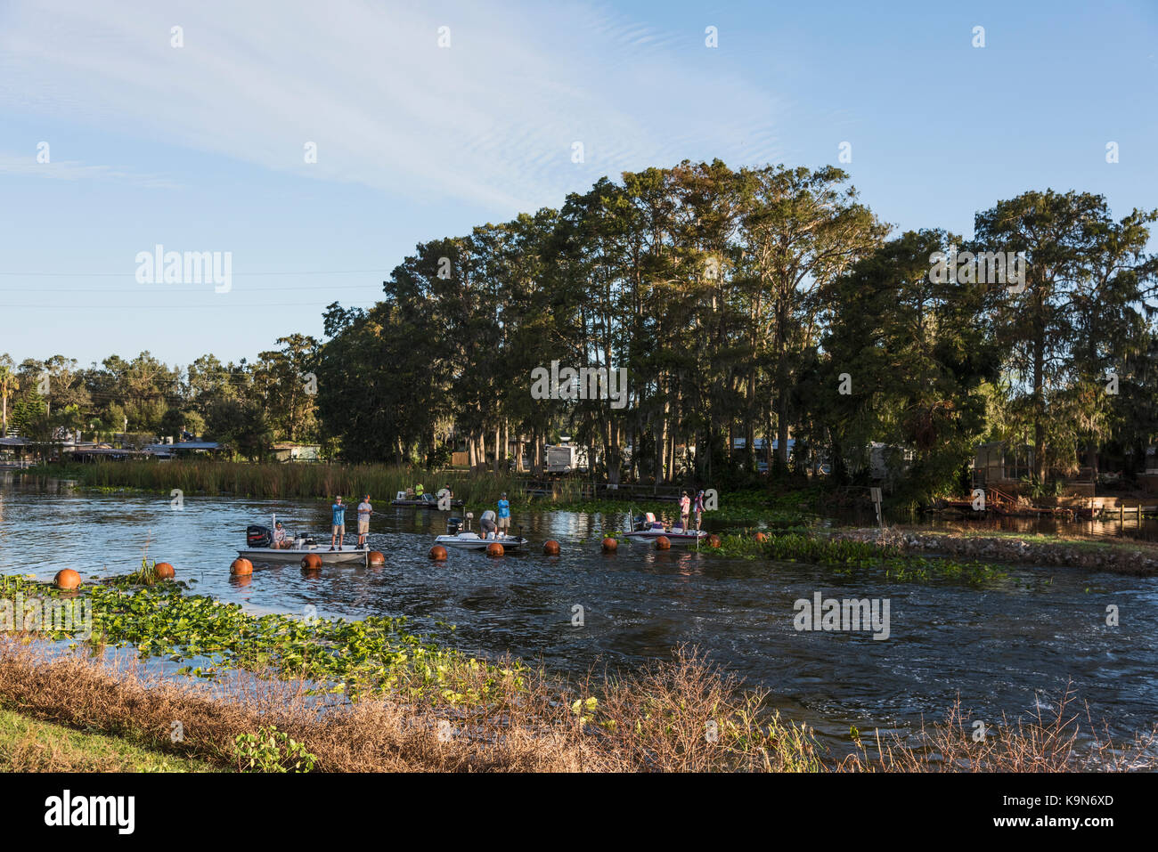 Des pêcheurs à l'évacuateur Burrell à Leesburg, en Floride, la pêche d'eau de la rivière inondée après le passage de l'Irma ce qui rend le poisson très actif. Banque D'Images