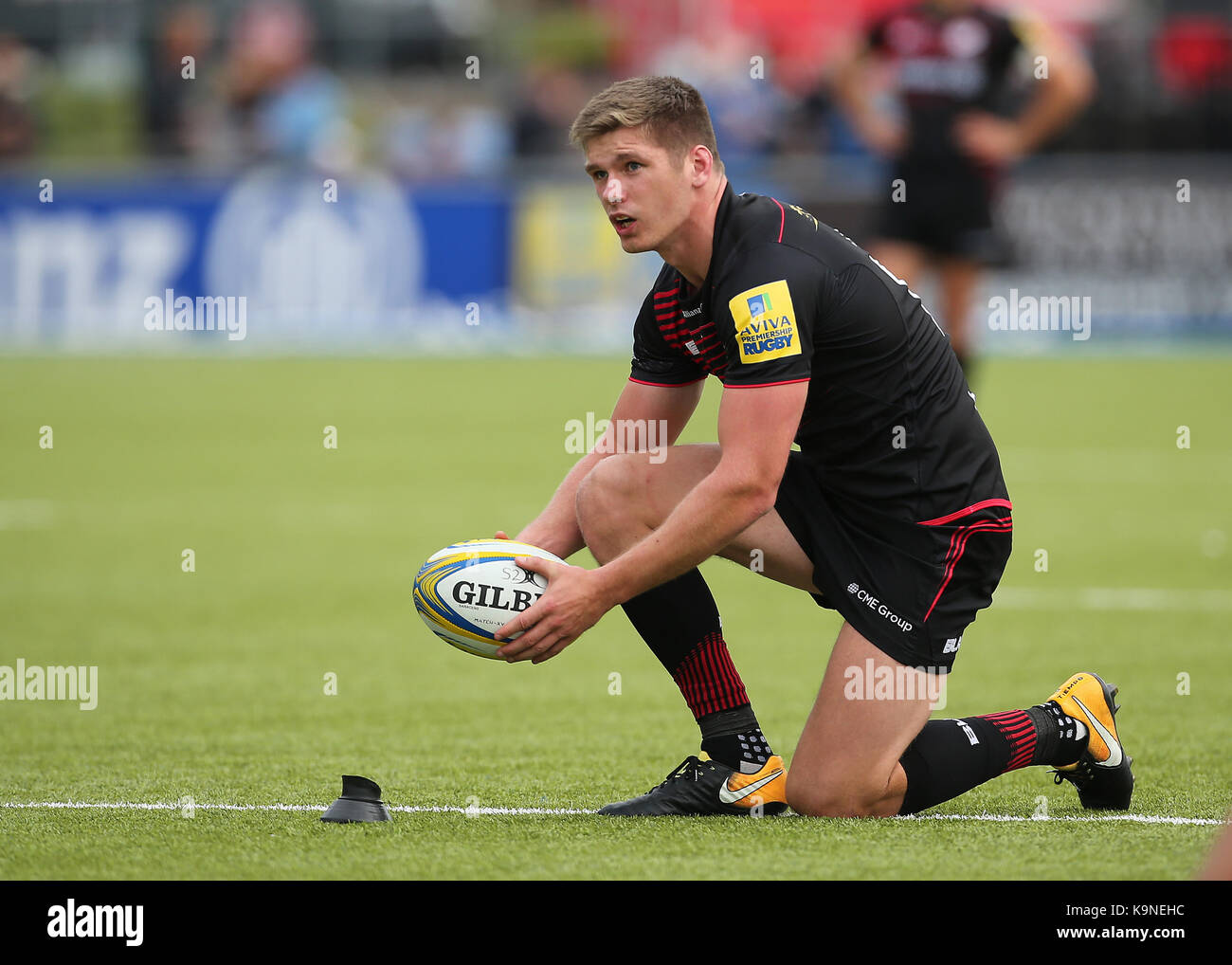 Owen farrell des Saracens s'apprête à prendre un coup de pied au cours de l'Aviva premiership match à barnet copthall, Londres. Banque D'Images