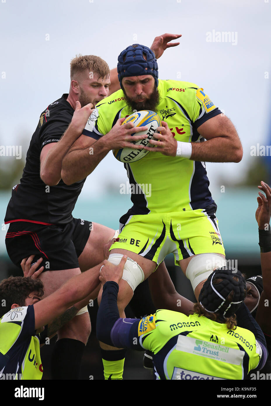 Sale Sharks' bryn evans gagne une ligne comme sarrasins' george kruis défis au cours de l'Aviva premiership match à barnet copthall, Londres. Banque D'Images