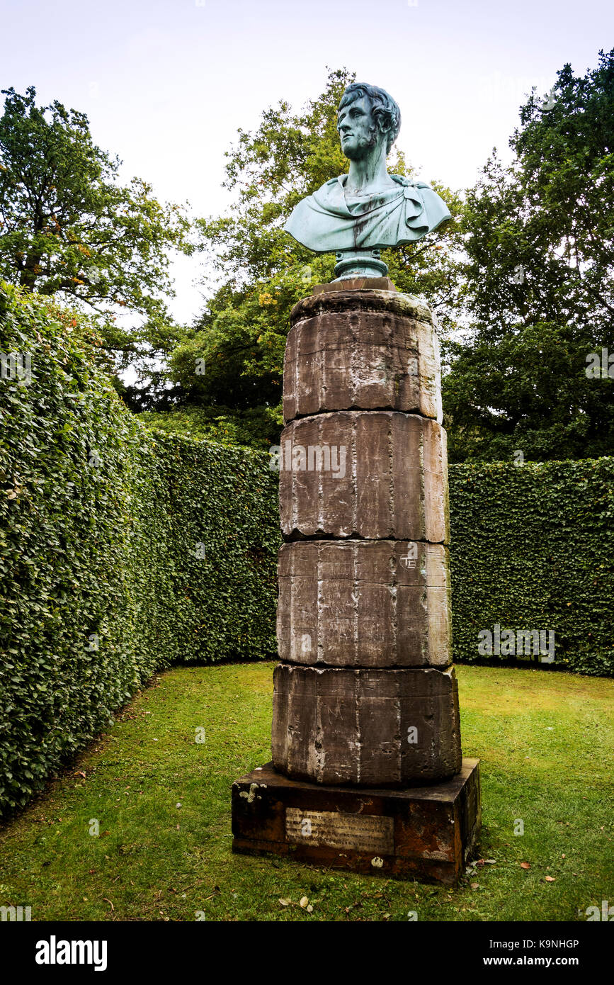 Colonne dorique et le buste de sixième duc de Devonshire, jardin des sculptures. Banque D'Images