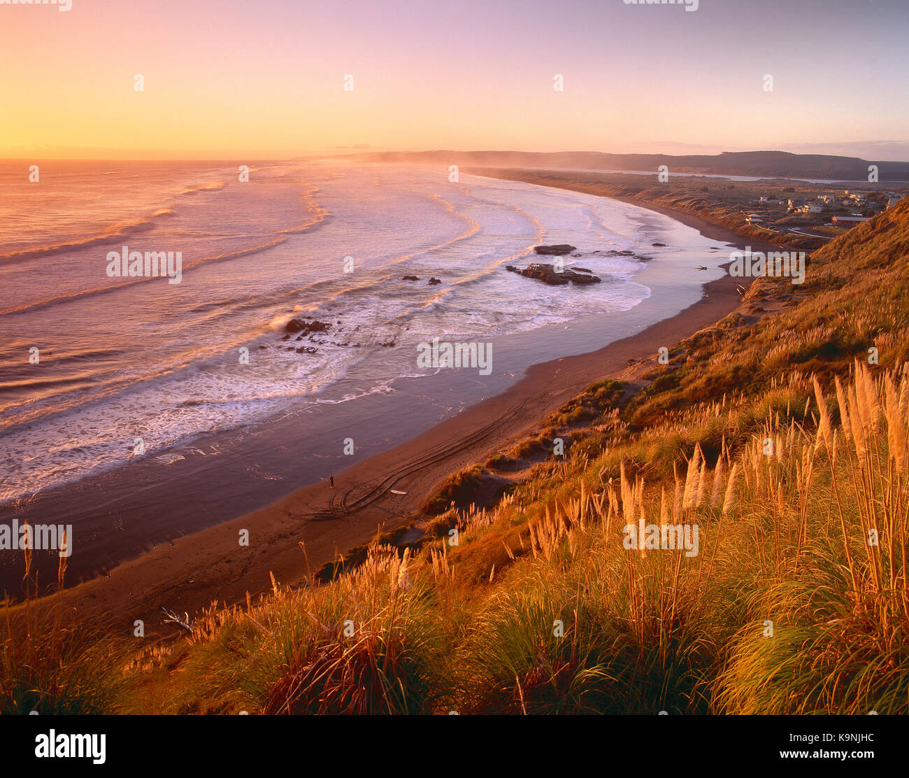La Nouvelle-Zélande. L'Île du Nord, Port Waikato coast au coucher du soleil. Banque D'Images