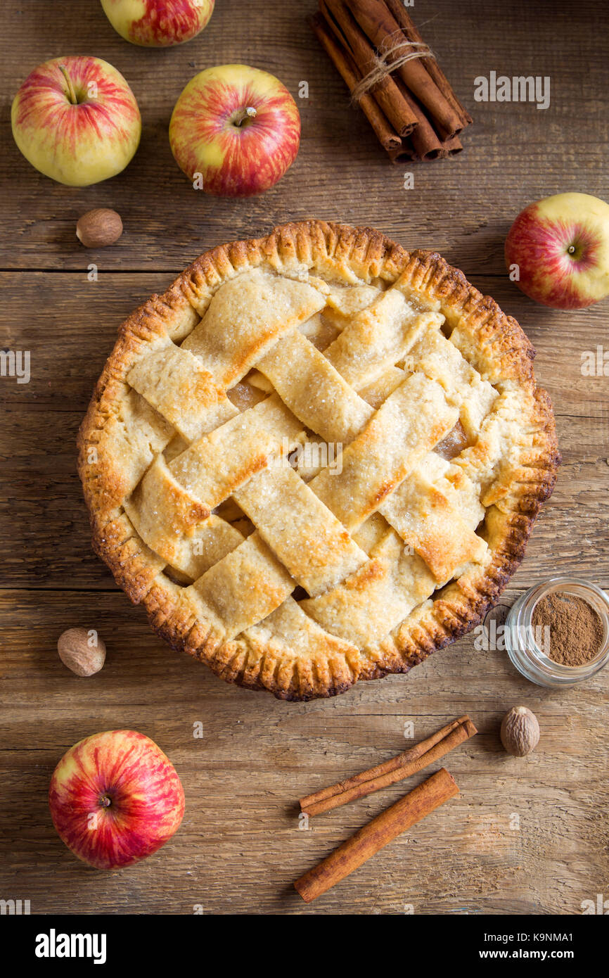 Tarte aux pommes classique dessert. des american pie à partir de l'automne bio les pommes. Banque D'Images