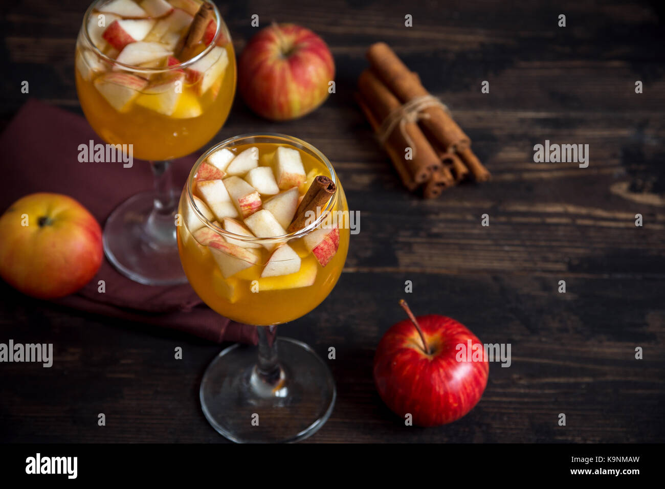 Sangria maison (pomme, punch, vin de fruit) pour l'automne et d'hiver - Noël fête de Thanksgiving, boissons. Banque D'Images