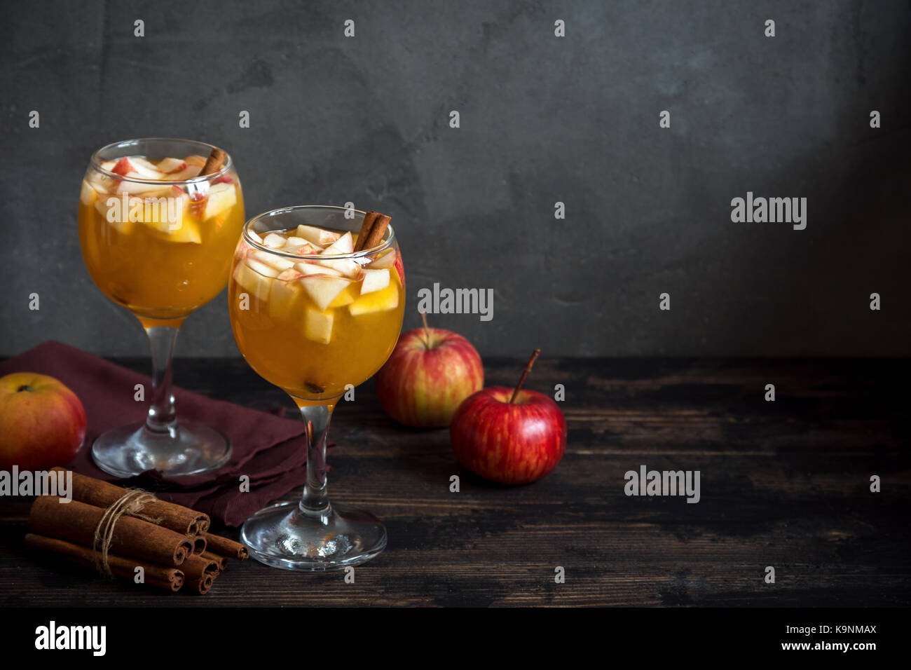 Sangria maison (pomme, punch, vin de fruit) pour l'automne et d'hiver - Noël fête de Thanksgiving, boissons. Banque D'Images