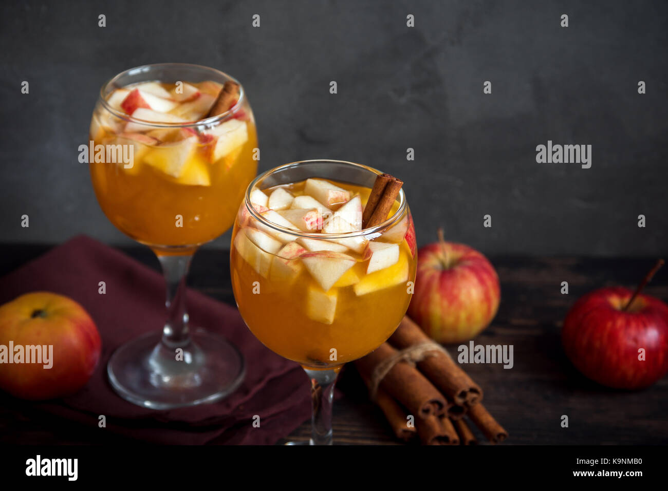 Sangria maison (pomme, punch, vin de fruit) pour l'automne et d'hiver - Noël fête de Thanksgiving, boissons. Banque D'Images