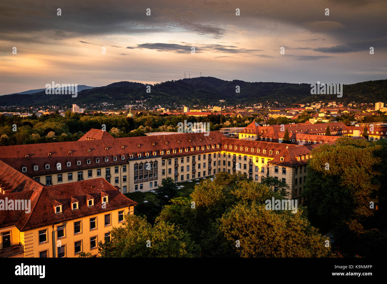 Vue sur le coucher du soleil depuis l'université jusqu'à la forêt noire de Fribourg-en-Brisgau Banque D'Images