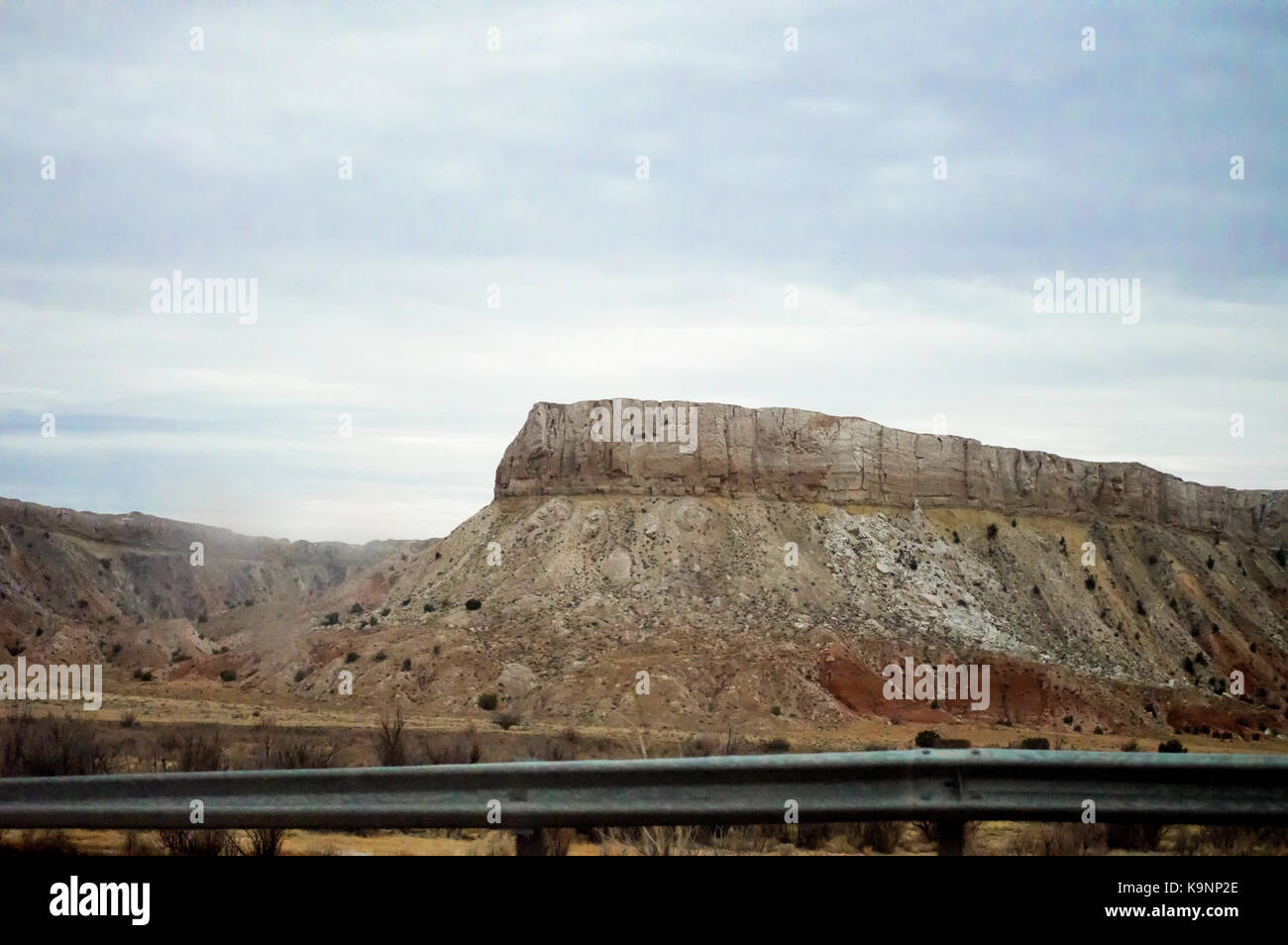 Un rock canyon avec multi-couches sur un ciel gris. Banque D'Images