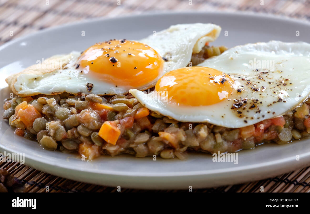 Des lentilles avec de délicieux légumes et œuf frit close up Banque D'Images