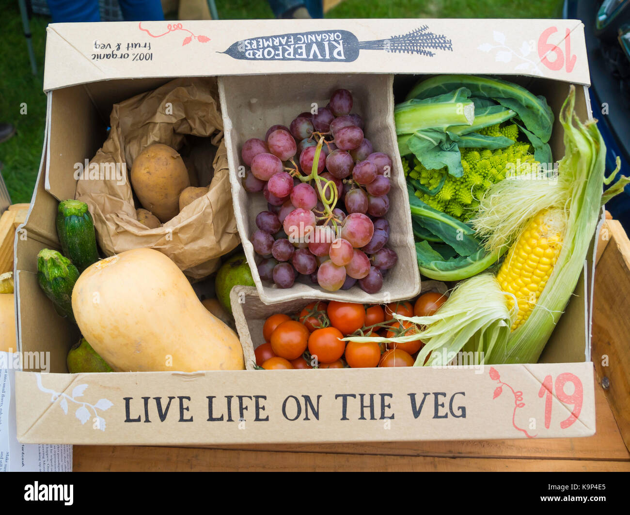 Salon de l'agriculture shérif devient affichage par riverford les agriculteurs biologiques reliant les fruits et légumes dans une boîte directement à l'accueil des clients Banque D'Images