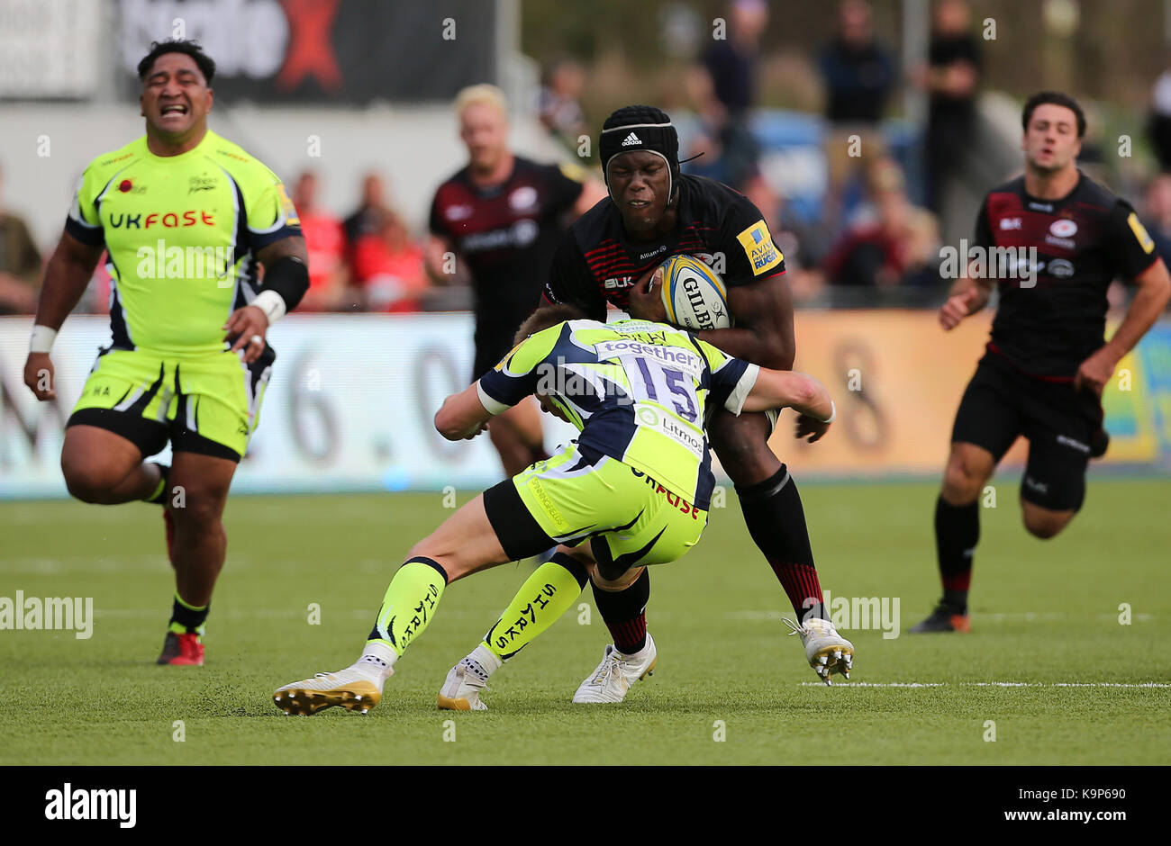 Le Maro Itoje de Saracens est abordé par Wwill Addison de sale Sharks lors du match de Premiership d'Aviva à Barnett Copthall, Londres. APPUYEZ SUR ASSOCIATION photo. Date de la photo: Samedi 23 septembre 2017. Voir l'histoire de PA RUGBYU Saracens. Le crédit photo doit être le suivant : Mark Kerton/PA Wire. Banque D'Images