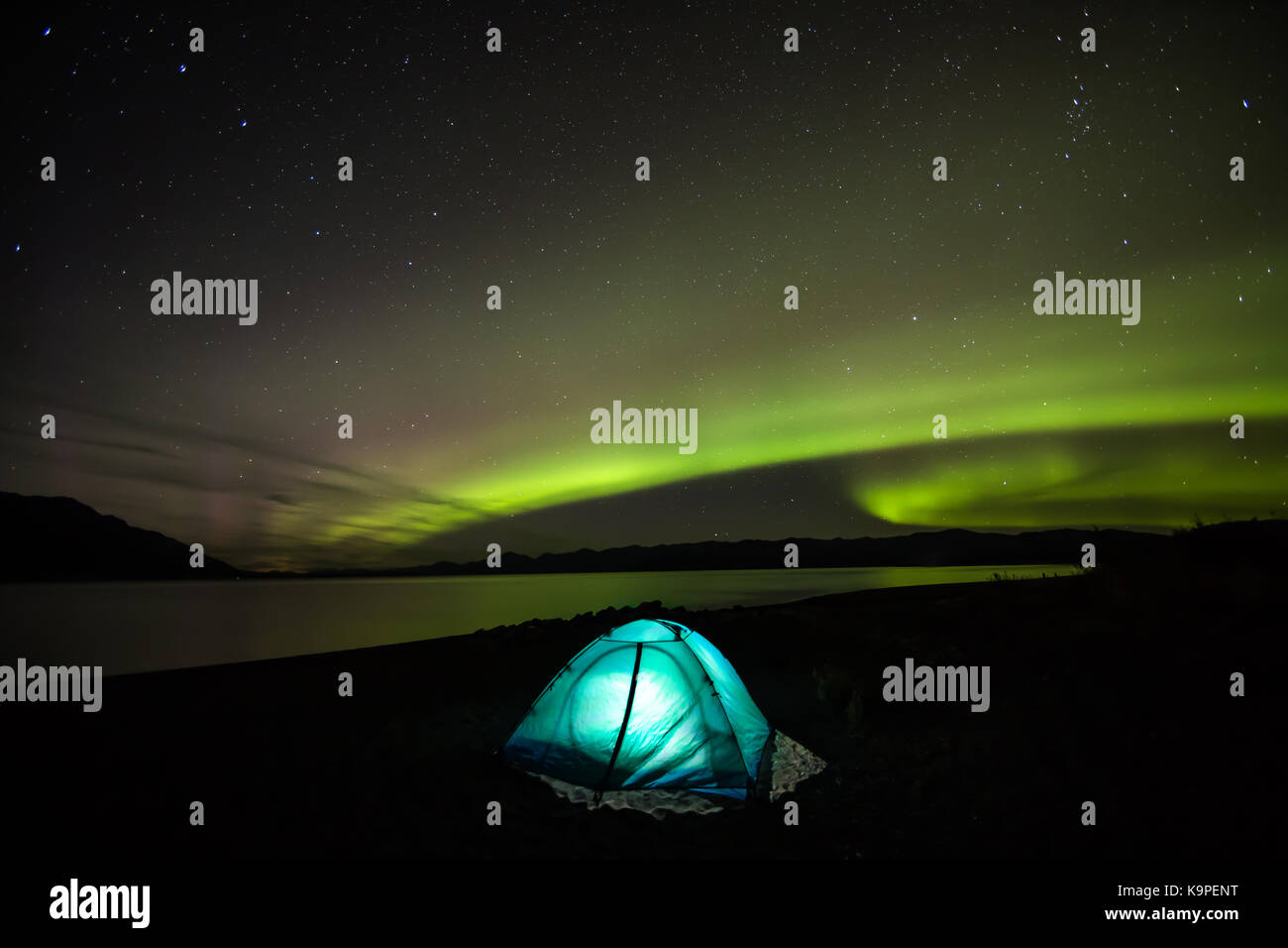 Illuminer de la tente intérieure dans les montagnes en toile de fond de  l'aube colorée Photo Stock - Alamy
