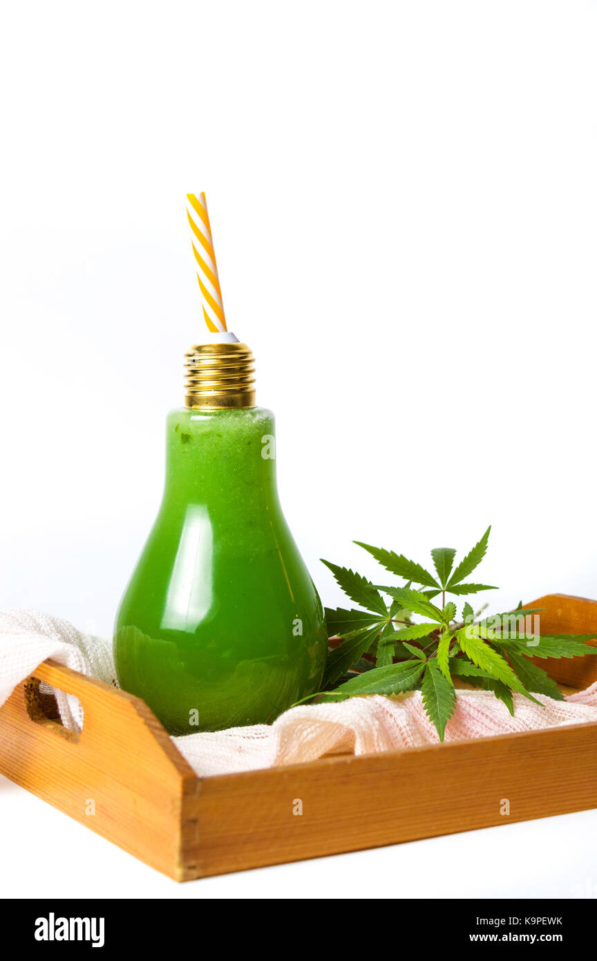La marijuana vert jus smoothie sur fond blanc Banque D'Images