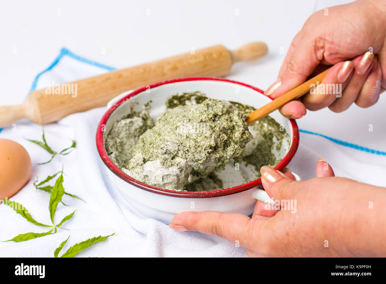 Femme préparant pâte de la marijuana et de la farine de blé dans un bol Banque D'Images
