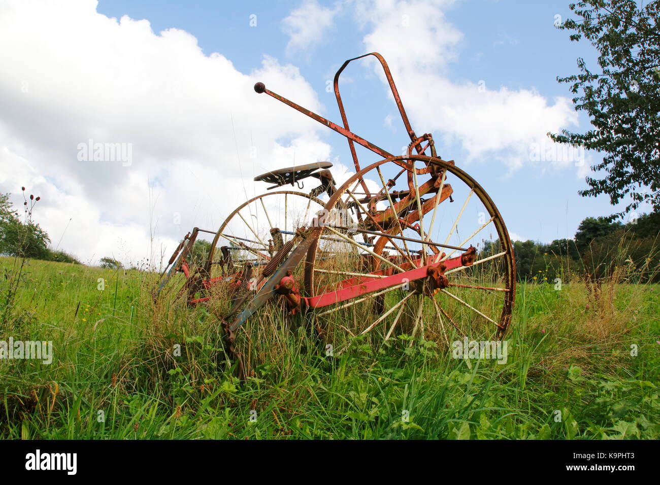 Alter, Traktor, Mähdrescher rostiger auf einer Wiese, einem Feld Banque D'Images