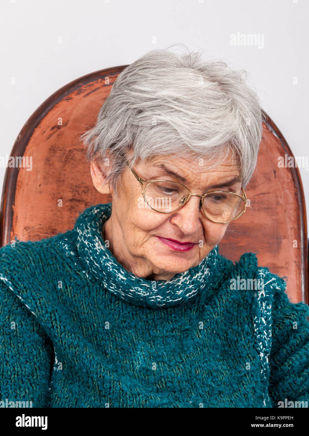Portrait d'une vieille femme triste avec des lunettes. Banque D'Images