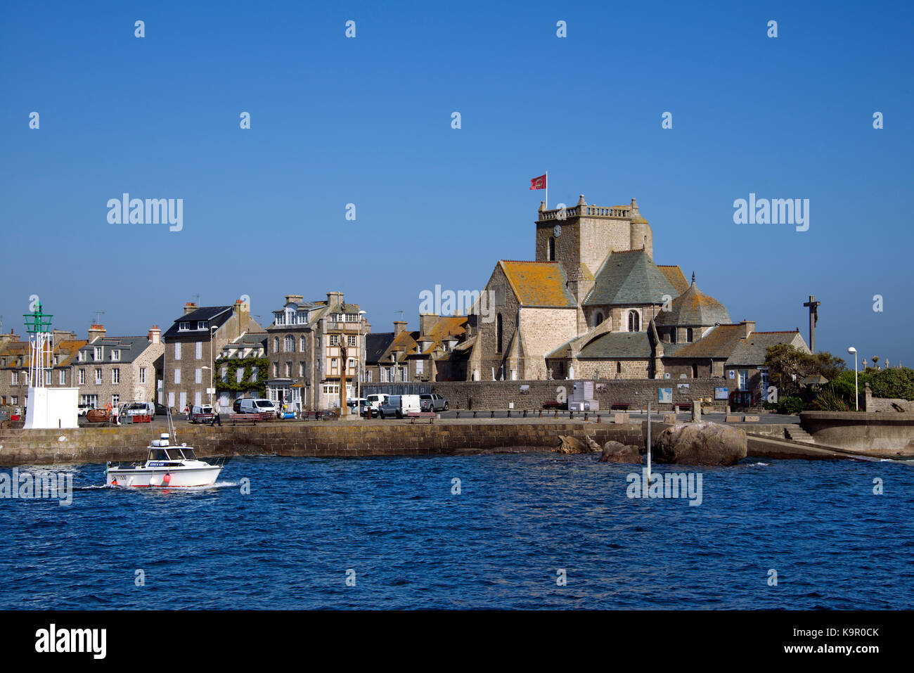 Port de Barfleur et l'église de la péninsule du Cotentin Normandie France Banque D'Images