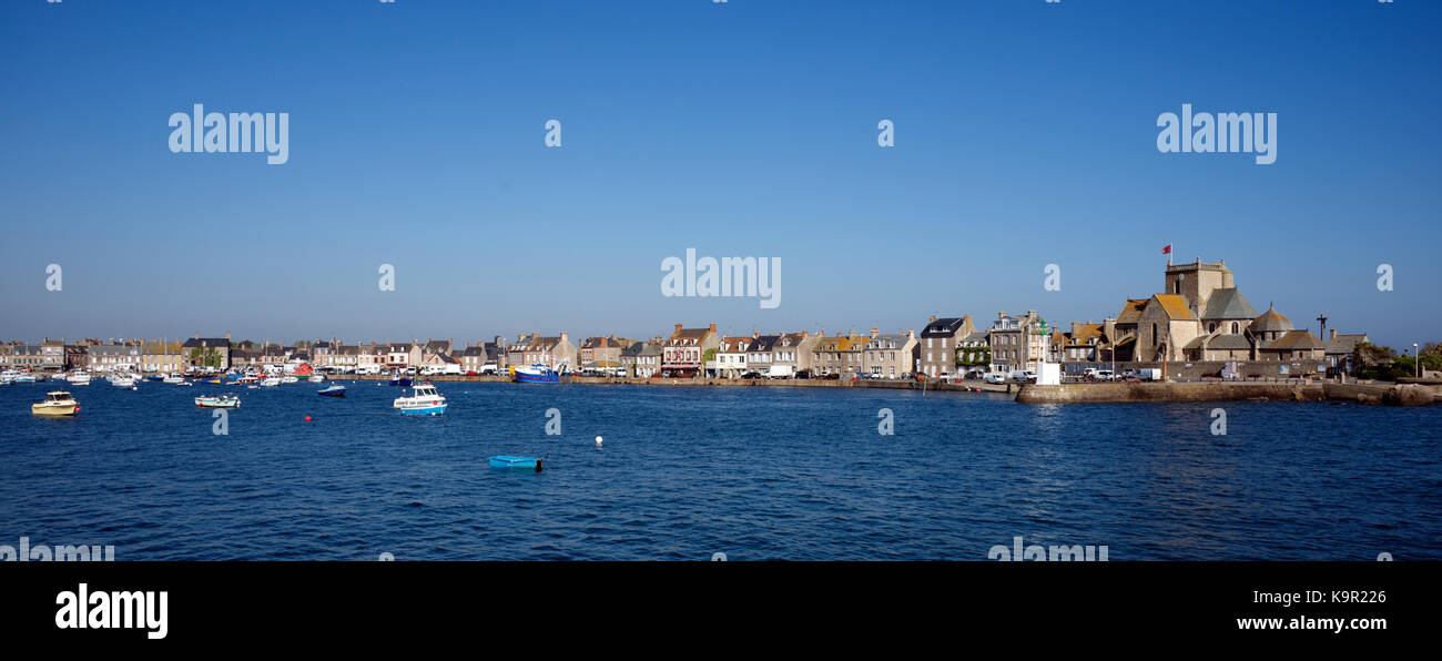 Vue Panoramique Port Barfleur avec front de Normandie France La péninsule du Cotentin église Banque D'Images