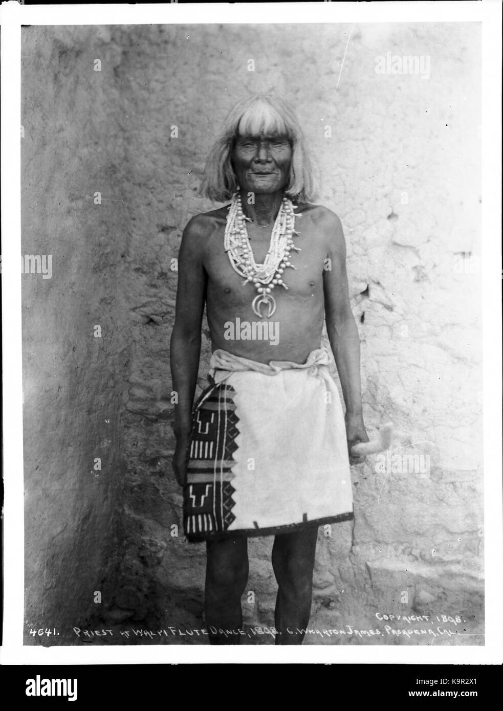 Prêtre à la flûte indienne Hopi, Walpi dance (Walapi), l'Arizona, 1898 (4641) du SHC Banque D'Images