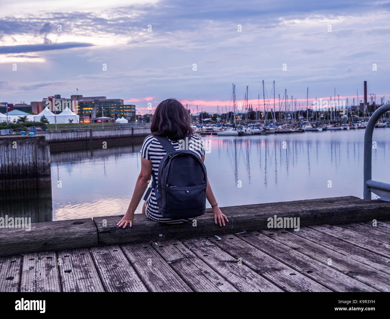Une jeune femme tout à fait passer une soirée au Quai Saint-André, Ville de Québec, QC avec ses pensées Banque D'Images