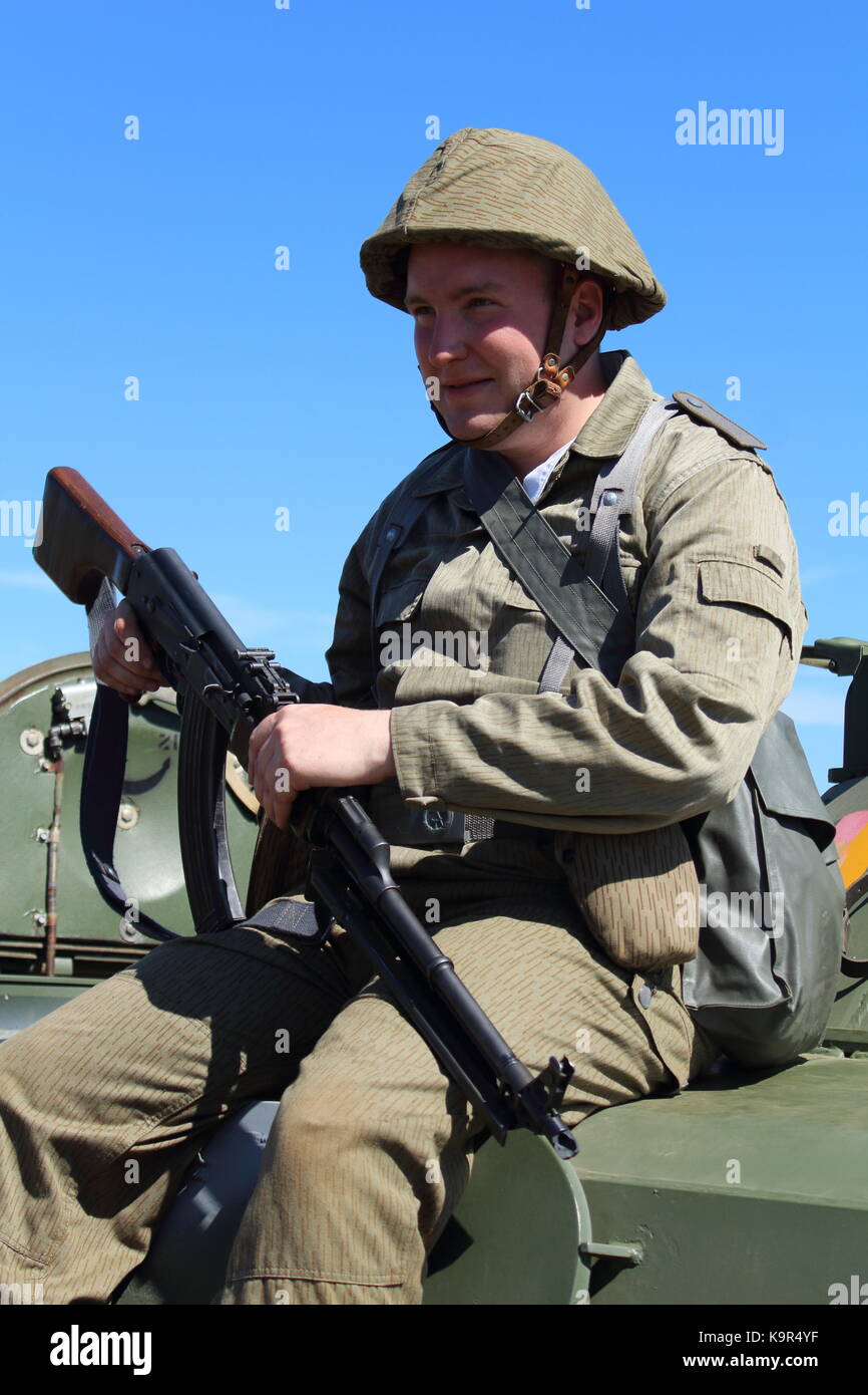 Soldat de la République démocratique allemande assis sur un véhicule de combat blindé Banque D'Images