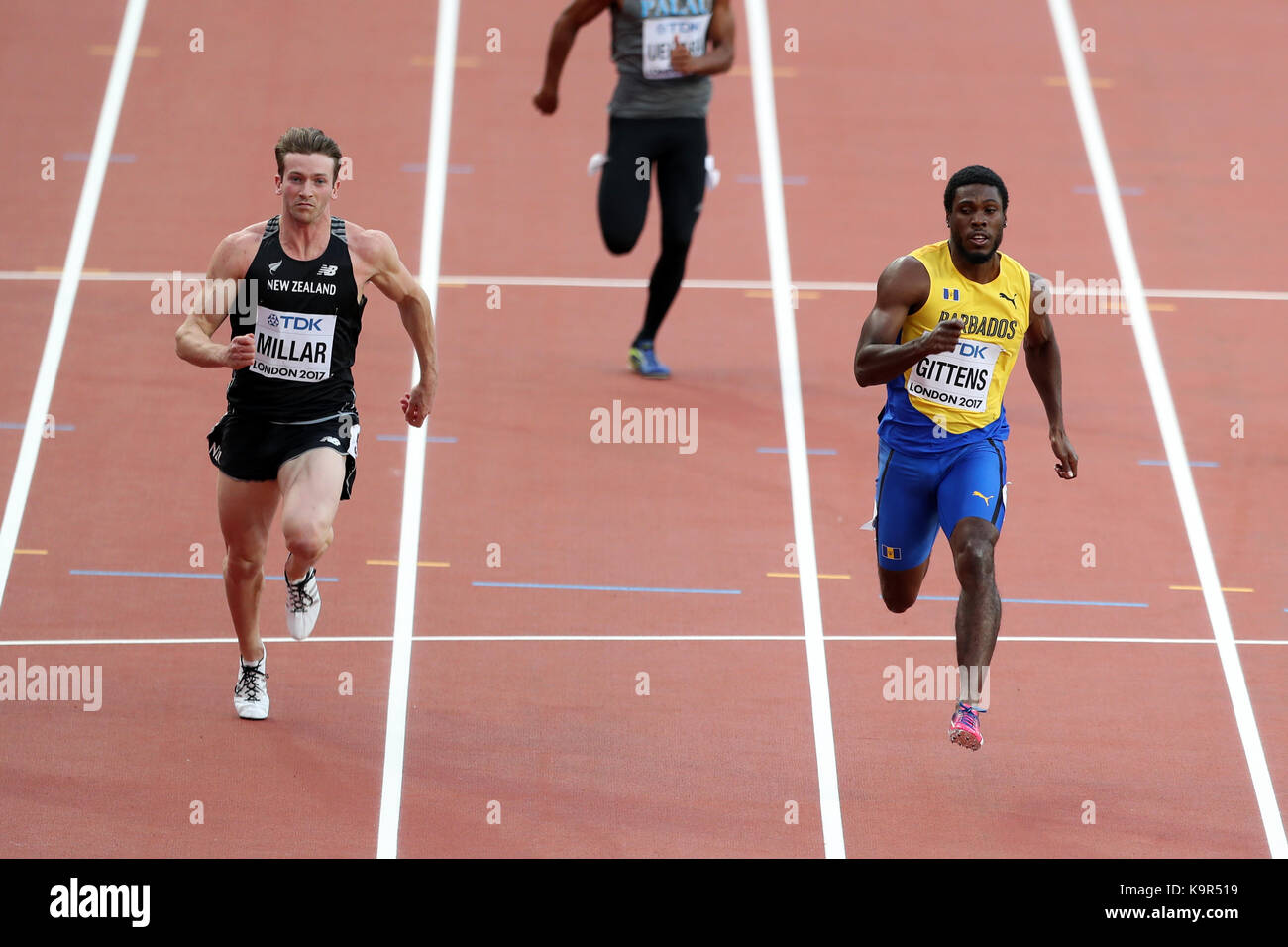 Ramon GITTENS (Barbade), Joseph MILLAR (Nouvelle-Zélande) de franchir la ligne d'arrivée dans l'épreuve du 100m avant-4 à la 2017, championnats du monde IAAF, Queen Elizabeth Olympic Park, Stratford, London, UK. Banque D'Images