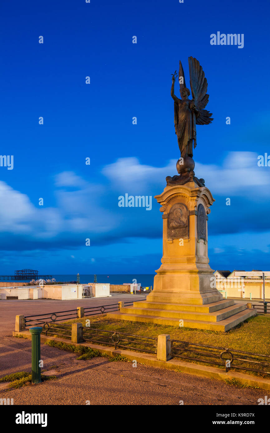 Soirée à l'ange de la paix statue sur le front de mer de Brighton, East Sussex, Angleterre. Banque D'Images