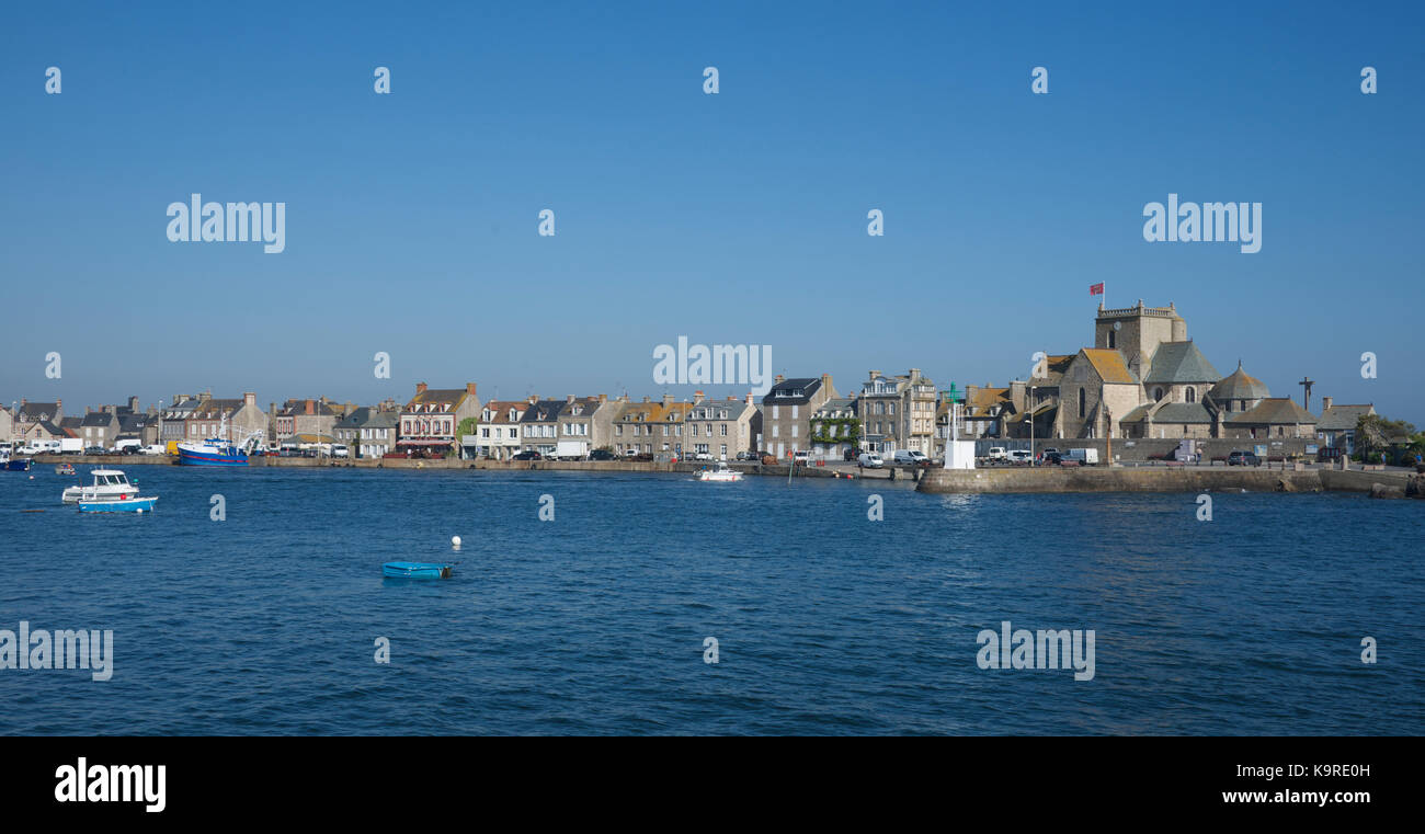 Les bâtiments au bord de l'église et le port de Barfleur Cotentin Normandie France péninsulaire Banque D'Images
