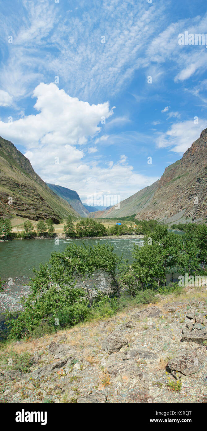 Vallée de la rivière chulyshman. panorama de la grande taille. montagnes de l'Altaï, en Sibérie, en Russie. Banque D'Images