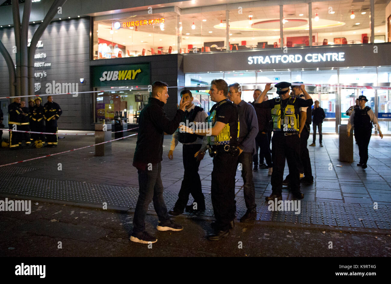 Les services d'urgence au centre de Stratford dans l'Est de Londres, à la suite d'une attaque présumée substance délétère où six personnes ont été blessés. Banque D'Images