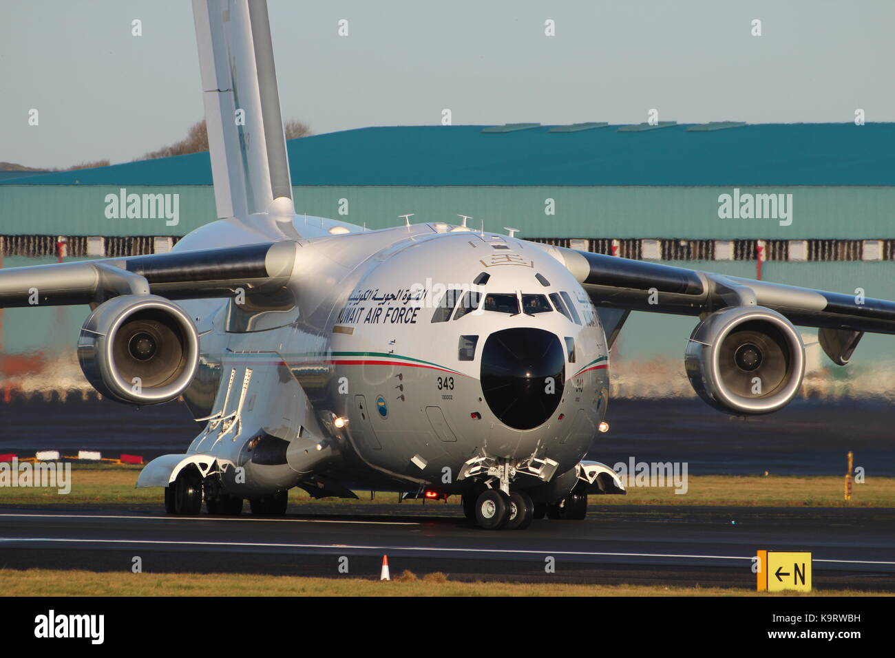 Le kaf343, un Boeing c-17a globemaster iii exploité par le Koweït, l'armée de l'air à l'aéroport international de Prestwick en ayrshire. Banque D'Images Le kaf343, un Boeing c-17a globemaster iii exploité par le Koweït, l'armée de l'air à l'aéroport international de Prestwick en ayrshire. Banque D'Images